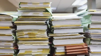 Stapelweise Bücher und Papiere