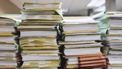 Stapelweise Bücher und Papiere