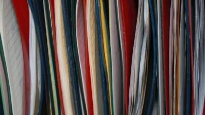 Viele Ordner mit Papier