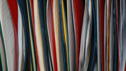 Viele Ordner mit Papier