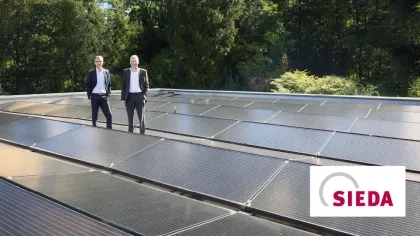 Solaranlage auf dem Dach des sanierten Gebäudes von SIEDA mit dem Geschäftsführer Enno Tolzmann und Alexander Wilms (Prokurist