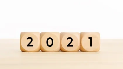 Die Zahl 2021 auf etwas, das so aussieht wie Würfel