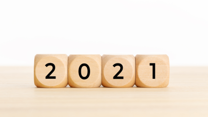 Die Zahl 2021 auf etwas, das so aussieht wie Würfel