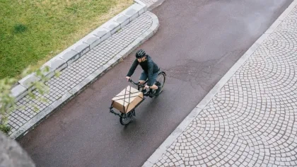 Ein Lastenrad-Kurier