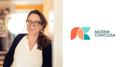 Porträt von Uti Johne, die in einer Tür lehnt und in die Kamera lacht. Daneben auf weißem Hintergrud das Logo von Modem Conclusa