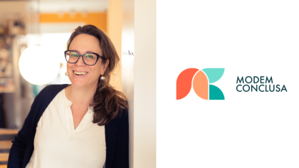 Porträt von Uti Johne, die in einer Tür lehnt und in die Kamera lacht. Daneben auf weißem Hintergrud das Logo von Modem Conclusa