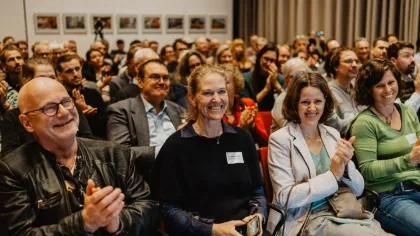 BNW Mitglieder sitzen zusammen