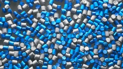 Rezyklat in grau und blau