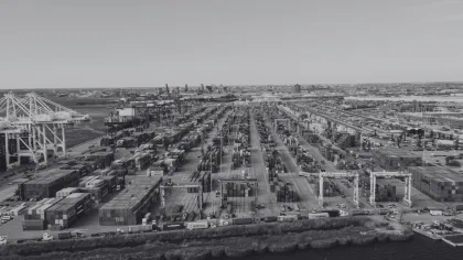 Hafen mit Containern und Schiffen