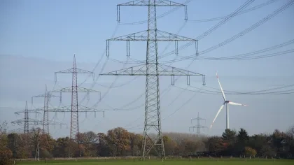 Strommasten auf grüner Wiese