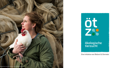 Links ist Inga Günther mit einem Huhn auf dem Arm und schaut links aus dem Bild heruas. Rechts ist das Logo der Ökologischen Tierzucht vor weißem Hintergrund