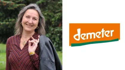 Porträt von Elisabeth Huber in einem roten Oberteil mit einer Jacke über einer Schulter. Daneben das Logo von demeter