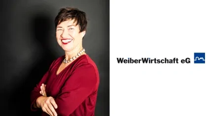 Katja von der Bay in einem roten Oberteil lacht in die Kamera vor einem dunklen Hintergrund. Auf der Rechten Seite des Bildes ist das Logo von WeiberWirtschaft eG vor einem weißen Hintergrund