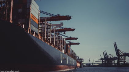 Containerschiff beim Auslaufen am Hafen
