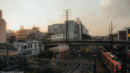 Gleise in einer Stadt mit Zug