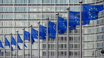 Flaggen vor dem EU Parlament in Brüssel