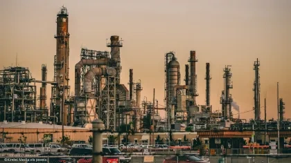 Kraftwerk mit Parkplatz im Vordergrund