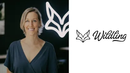 Porträt von Anna Yona links und rechts das Wildling-Logo vor weißem Hintergrund