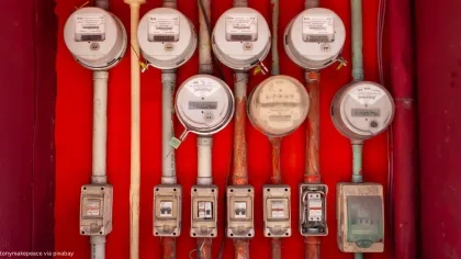 Stromzähler vor rotem Hintergrund