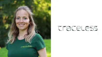 Porträt von Dr. Anne Lamp vor einem Baum. Daneben das Logo von Traceless auf weißem Hintergrund