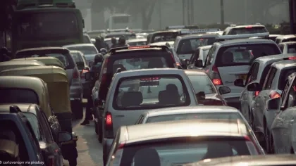 Autos stehen im Stau