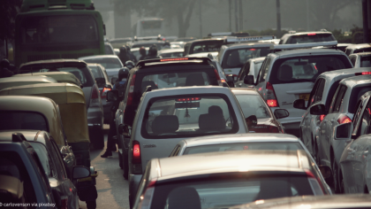 Autos stehen im Stau