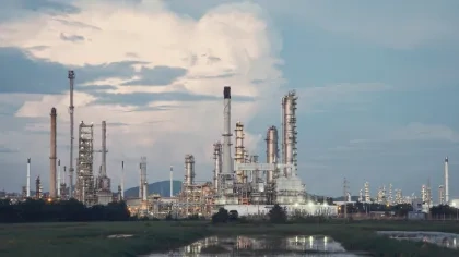 Kraftwerk auf einem Feld