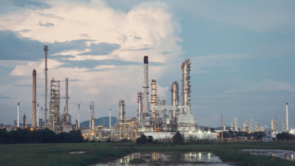 Kraftwerk auf einem Feld