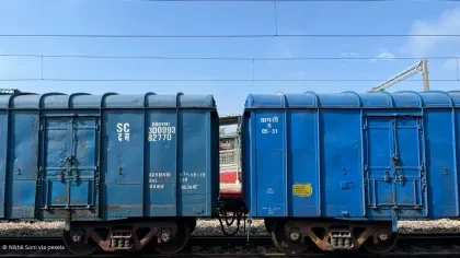 Frachtzug mit blauen Containern