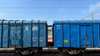 Frachtzug mit blauen Containern