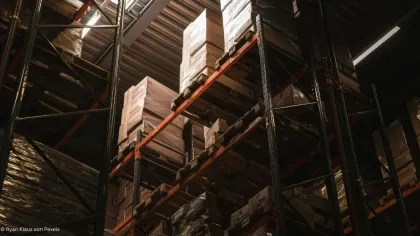 Hochregal von unten aufgenommen, mit Oberlicht