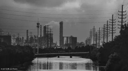 Flucht auf Fabrik mit Fluss und Strommasten in Schwarz-Weiß