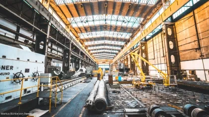 Werkshalle mit Stahlträgern