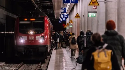 Zug am Bahnsteig mit Fahrgästen