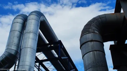 Fernwärmerohre vor blauem Himmel