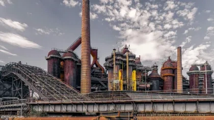 Stahlwerk vor blauem Himmel