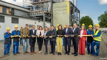 Eröffnungszeremonie vor der traceless Produktionsanlage, mit dem traceless Inbetriebnahme Team und Gästen, in der Mitte: v.l.n.r. Dr. Boris Ewenstein, Jakob Röskamp, Katharina Fegebank, Dr. Anne Lamp, Carsten Schneider, Sina Spingler, Dr. Michael Otto, Marko Schuster, Jonna Clasen - ©Jonas Walter