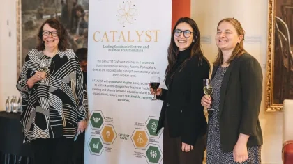 Catalyst Abschluss 2026, Drei Mitarbeiterinnen vor dem Catalyst Rollup
