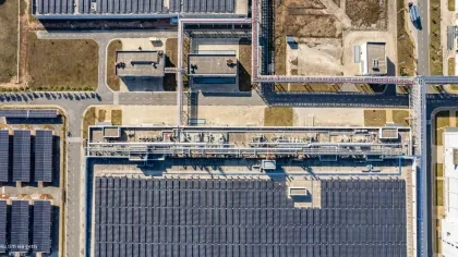 Solarpanele auf einem Fabrikgebäude