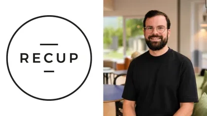 Mann mit Brille und schwarzem T-Shirt in modernem Büroraum mit grünen Pflanzen im Hintergrund. Links das RECUP-Logo. Rechts Porträtfoto des Mannes, lächelnd.