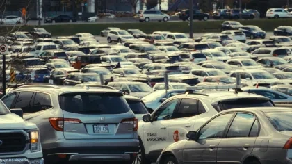 Geparkte Autos auf einem Parkplatz