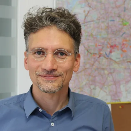 Norbert Jagemann vor einer Stadtkarte von Berlin