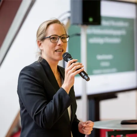 Katharina Reuter spricht in ein Mikrofon