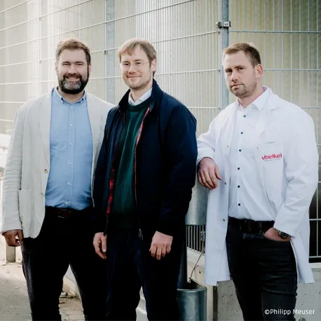 drei Geschäftsführer von Voelkel in einer Industriehalle
