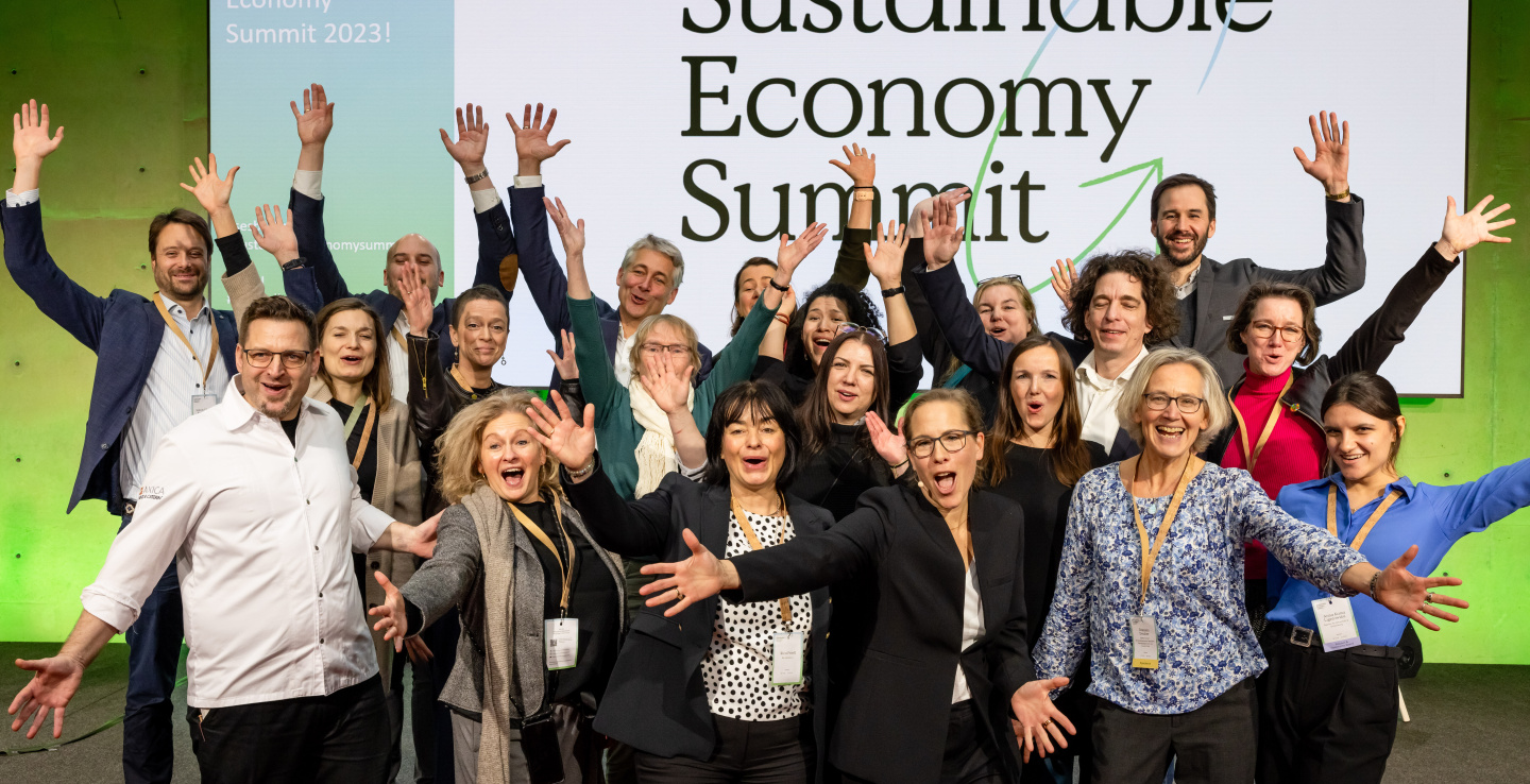 Gruppenbild des Sustainable Economy Summit auf der Veranstaltung 2023