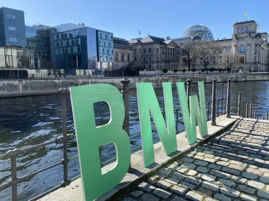 Die Buchstaben B N W vor dem Bundestag